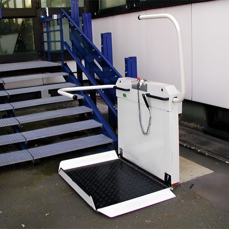 Plattformlift für Rollstuhlfahrer an einer Außentreppe mit Metallkonstruktion